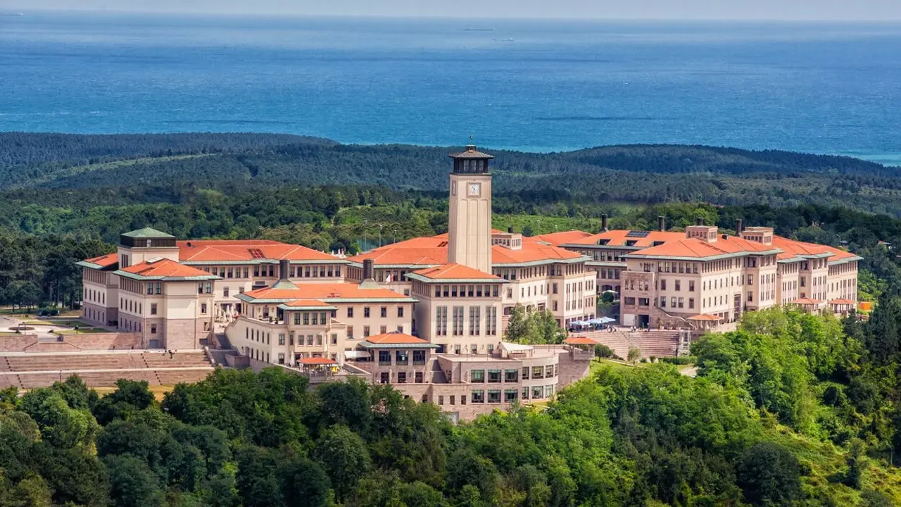 جامعة كوتش Koç Üniversitesi